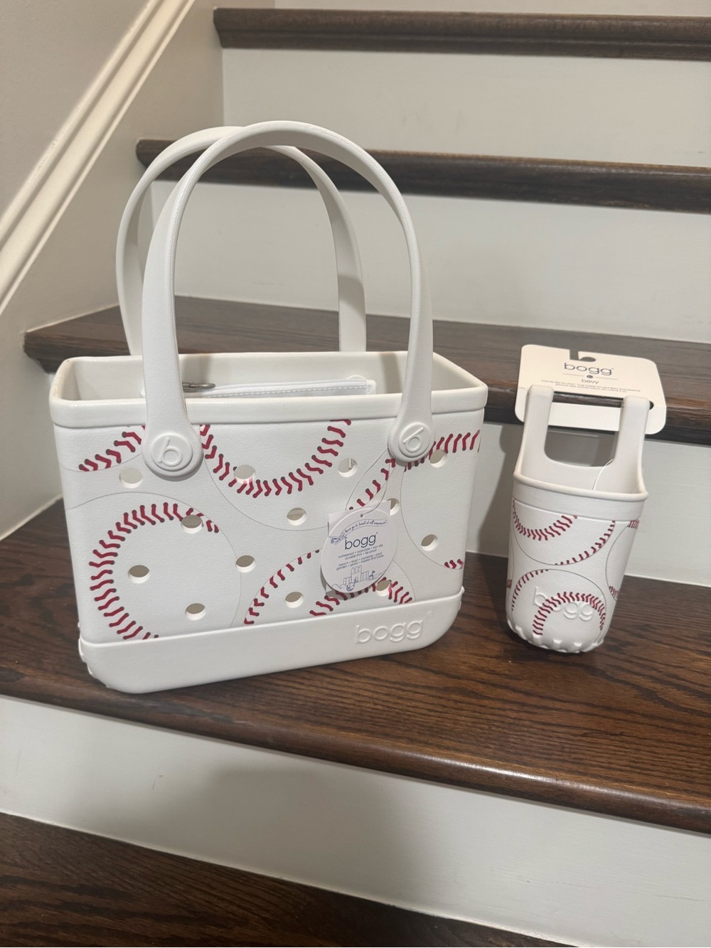 BOGG BASEBALL WHITE/ RED TOTE NEW
BITTY BOGG BAG & BEVY HOLDER